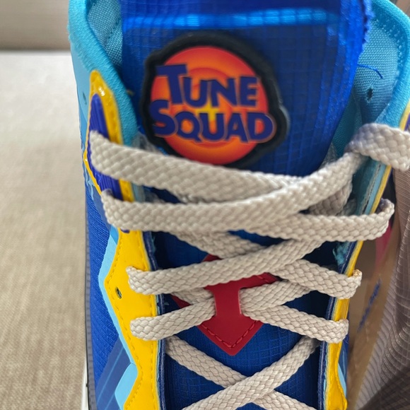 Nike Lebron 18 Low “Wile E. Coyote vs Roadrunner” - Picture 9 of 11